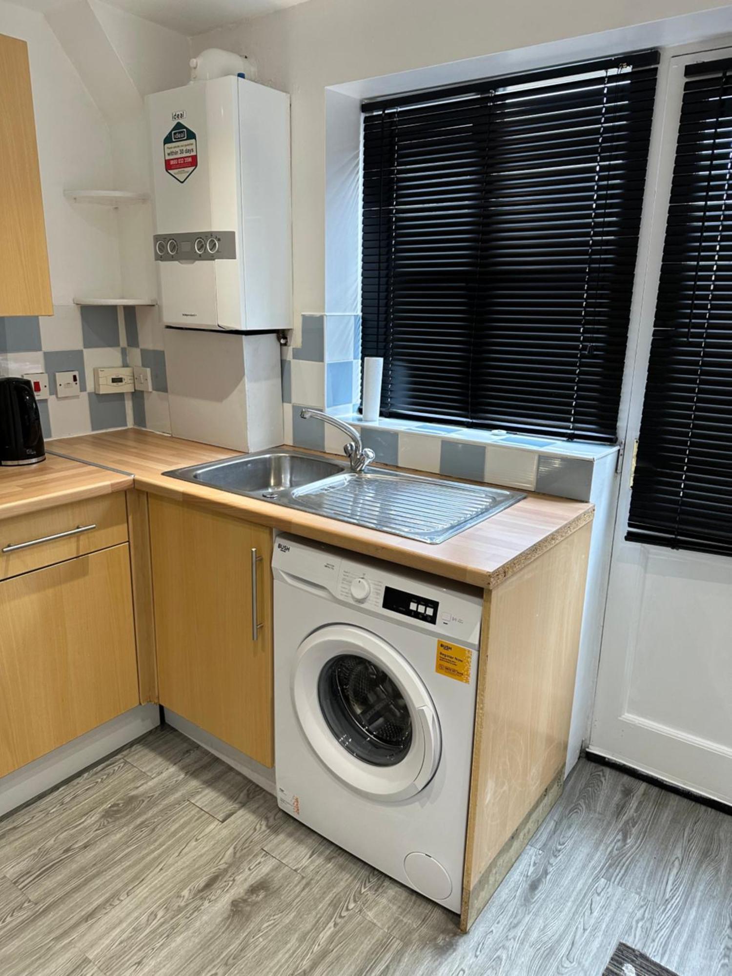 Lovely Two Bedroom Flat Apartment *